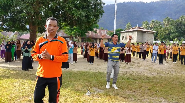 Jumat Sehat: Guru dan Siswa Madrasah Aliyah Swasta Babang Senam Bersama Jumat Sehat: Guru dan Siswa Madrasah Aliyah Swasta Babang Senam Bersama