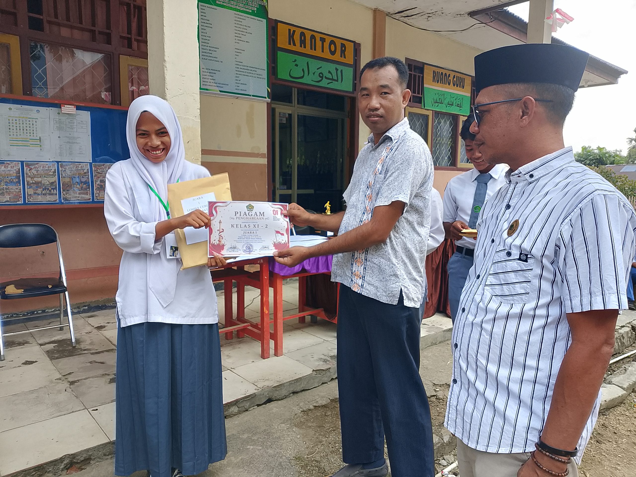 Tim Cerdas Cermat Kelas XI-2 Keluar sebagai Juara 1 Lomba Cerdas Cermat Semarak HUT RI ke 81 Madrasah Aliyah Swasta Babang