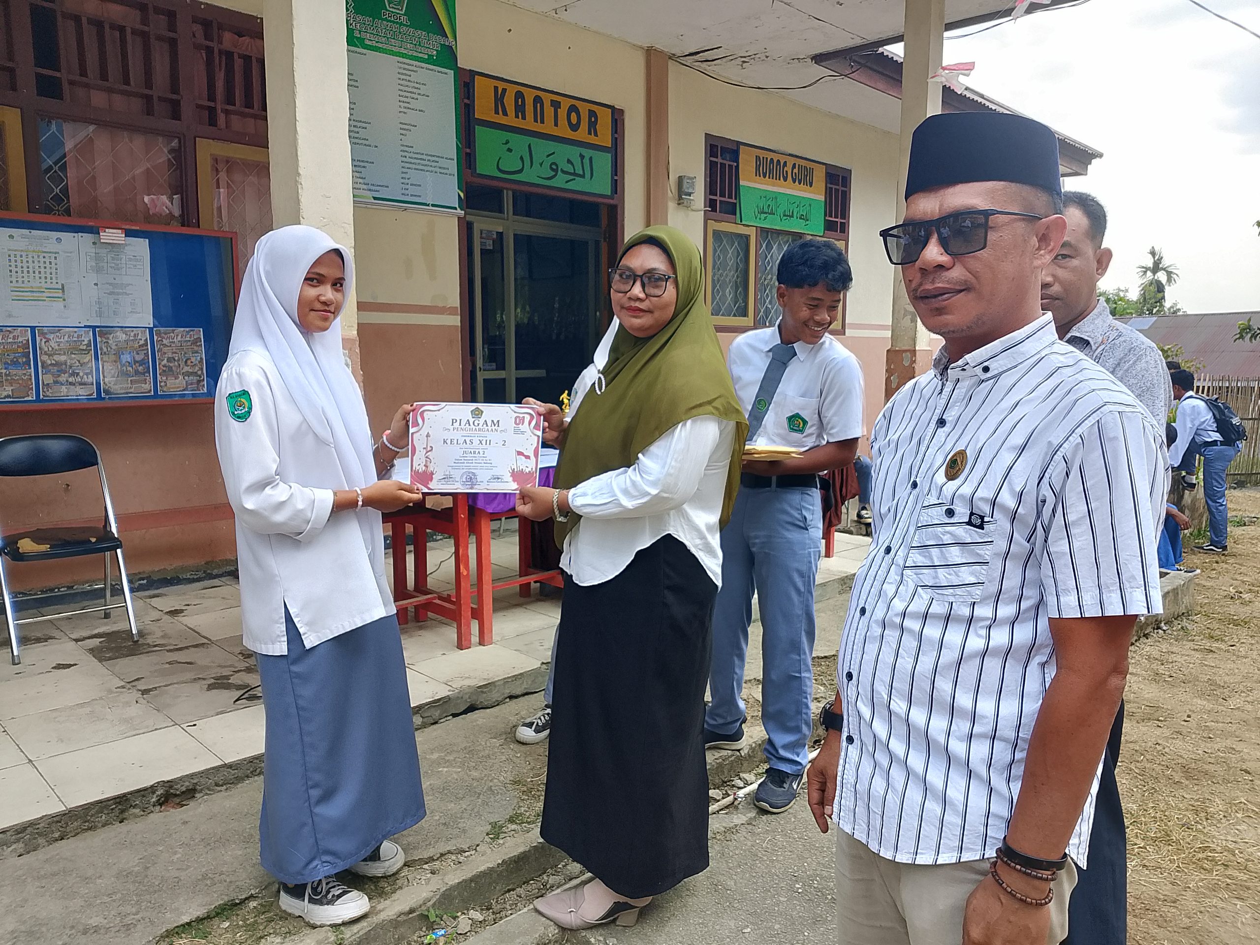 Tim Cerdas Cermat Kelas XII-2 Raih Juara 2 Lomba Cerdas Cermat dalam lomba Semarak HUT RI ke 81 Madrasah Aliyah Swasta Babang