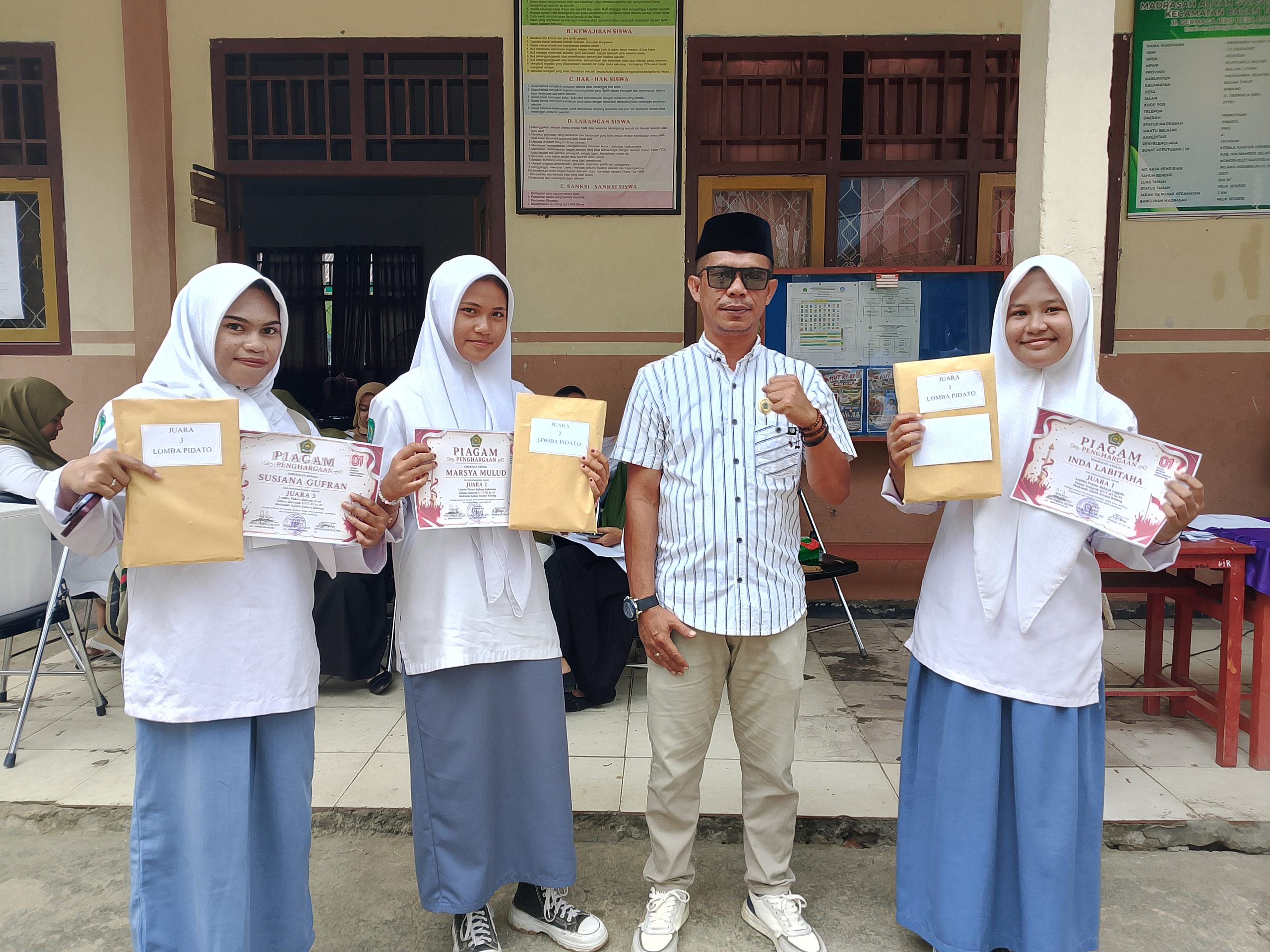 Tiga Siswi MAS Babang Borong Juara Lomba Pidato Tiga Bahasa dalam lomba Semarak HUT RI ke 81 Madrasah Aliyah Swasta Babang